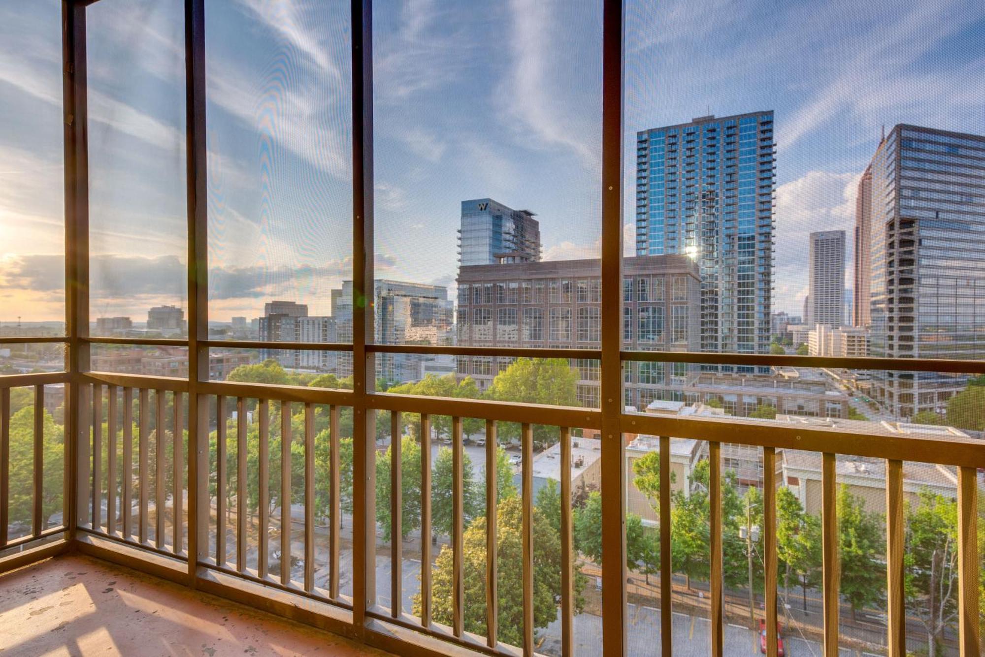 Apartment Walkable Downtown With Private Balcony *