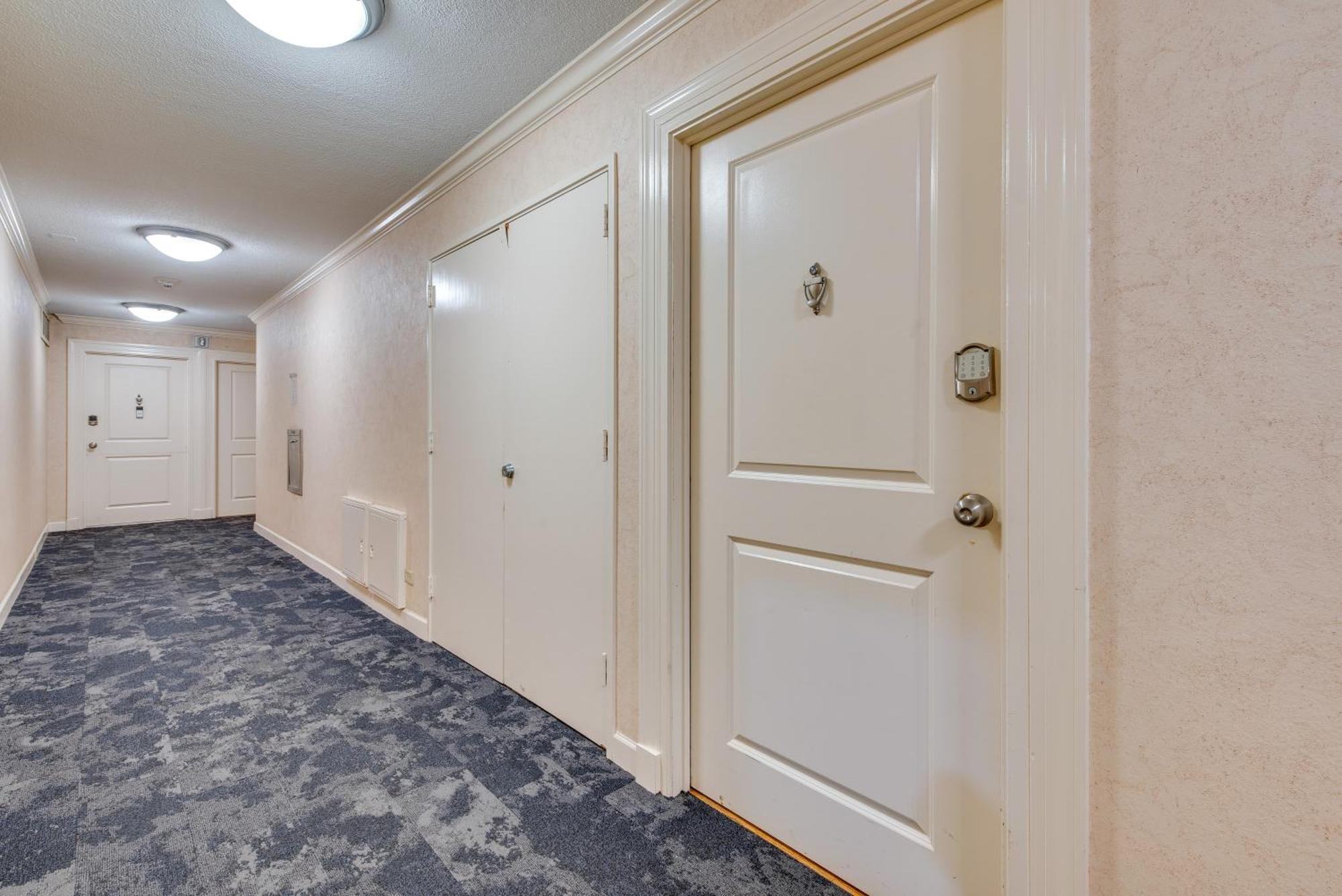 Apartment Walkable Downtown With Private Balcony